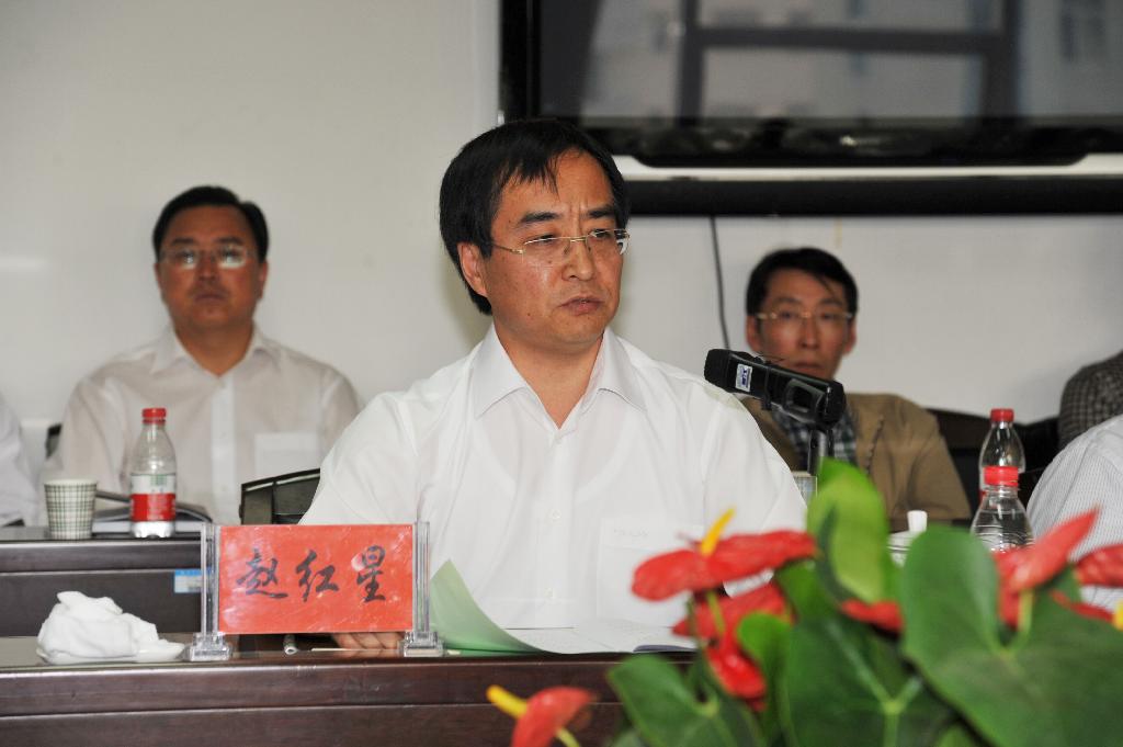 代理副组长张秀英讲话座谈会会场