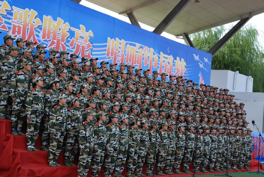 我校举行军歌嘹亮唱响中国梦2014级新生军训歌咏比赛