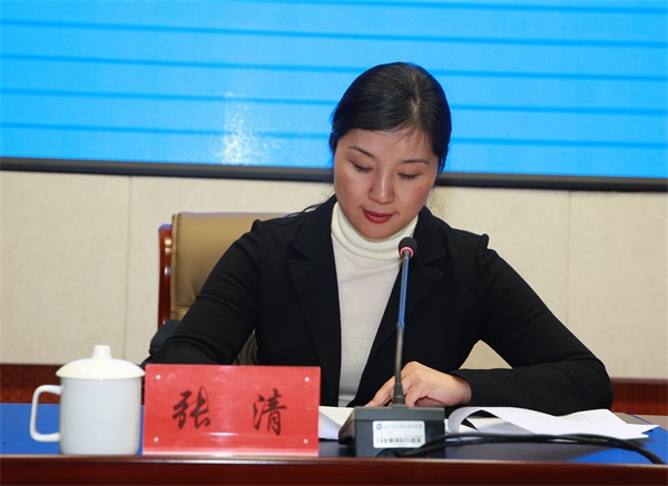 省委组织部宣教干部处处长张清宣读任命决定榆林学院党委书记许静洪